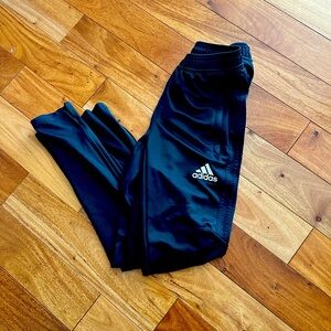Men’s XS. Adidas track pants with tapered leg and zipper.  Excellent condition.